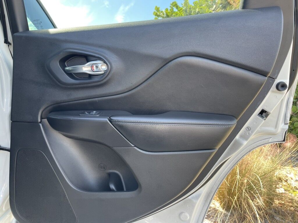 2019 Jeep Cherokee High Altitude~4X4~ADAPTIVE CRUISE CONTROL~APPROCH LIGHTS~BLIND SPOT WARNING~BUCKETS SEATS~COOLED SEATS~DRIVER ASSISTANCE PACKAGE~HEATED SEATS~PREMIUM SOUND SYSTEM~REMOTE ENGINE START Sarasota FL