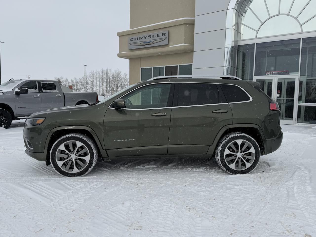 2019 Jeep Cherokee Overland 4x4 | V6 Pentastar | Leather | Heated Vented Seats | Pano Sunroof | NAV | Remote Start Redwater AB