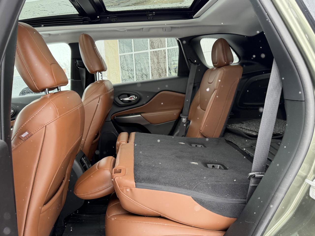 2019 Jeep Cherokee Overland 4x4 | V6 Pentastar | Leather | Heated Vented Seats | Pano Sunroof | NAV | Remote Start Redwater AB
