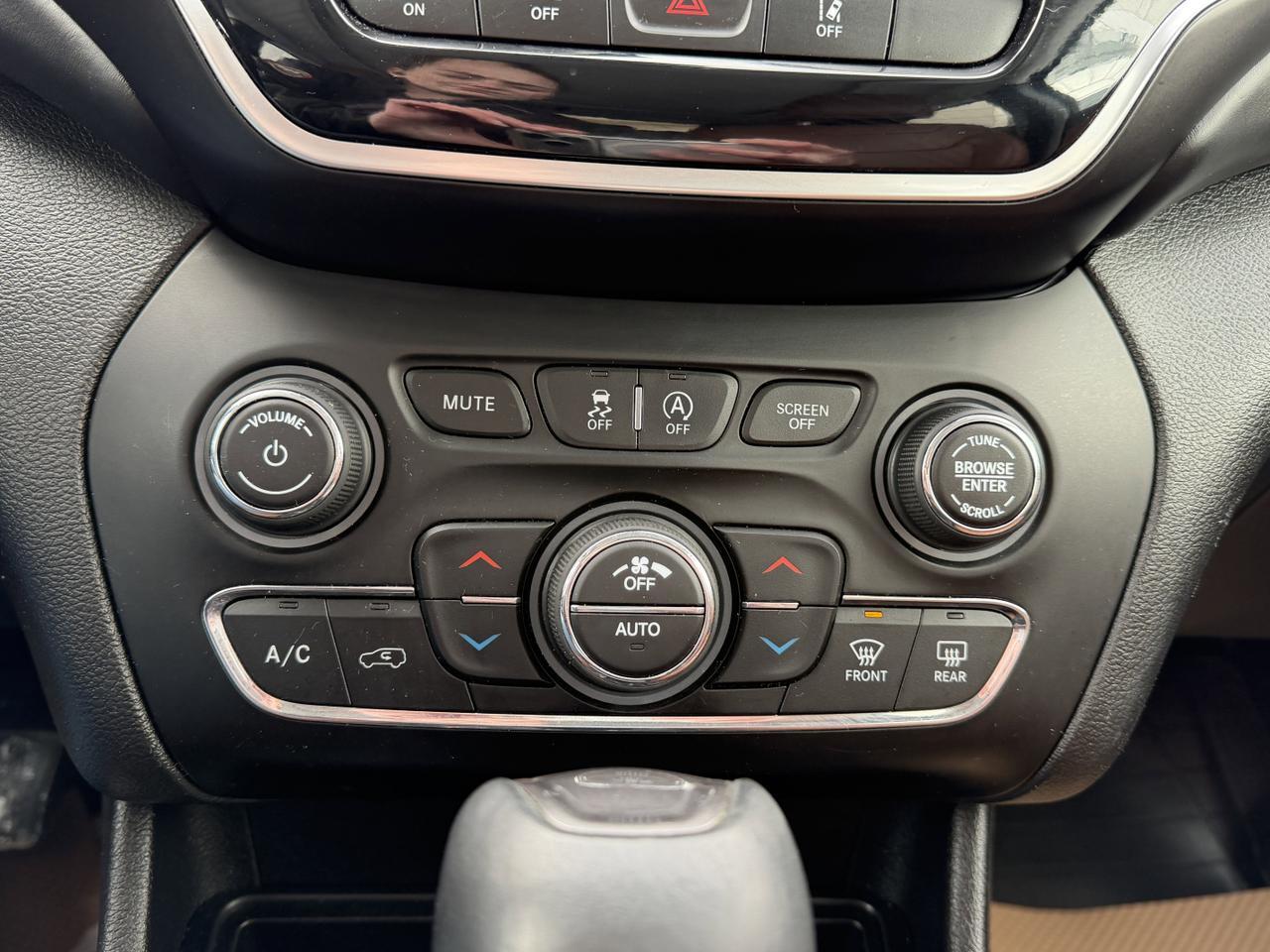 2019 Jeep Cherokee Overland 4x4 | V6 Pentastar | Leather | Heated Vented Seats | Pano Sunroof | NAV | Remote Start Redwater AB