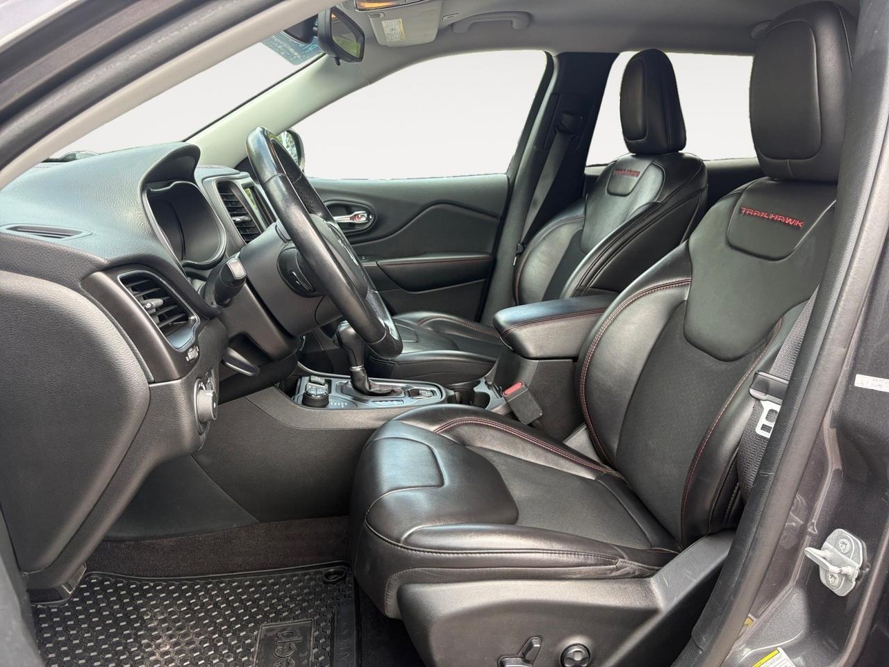 2019 Jeep Cherokee Trailhawk, BLIND SPOT AERT, LANE KEEP ASSIST, ROOF RAILS, APPLE CARPLAY/ANDROID AUTO, BACKUP CAMERA WITH PARKING SENSORS, UCONNECT BLUETOOTH, SELECT DRIVE MODES, ONLY 61K MILES, CLEAN CARFAX, RIDE THE TRAILS IN THIS CHEROKEE!