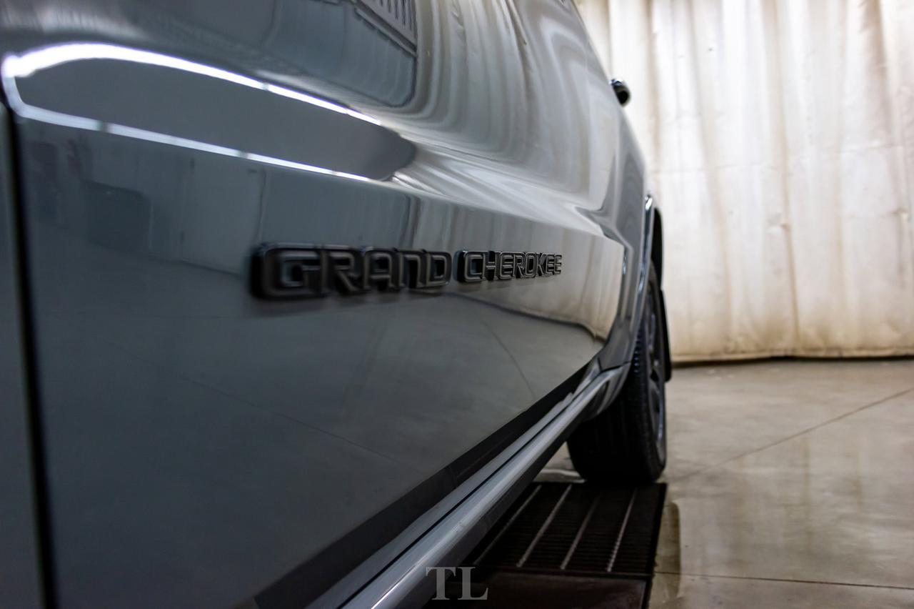 2019 Jeep Grand Cherokee 4x4 Laredo Altitude Leather Roof Nav BCam Red Deer AB