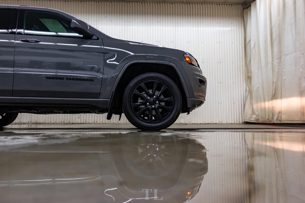 2019 Jeep Grand Cherokee 4x4 Laredo Altitude Leather Roof Nav BCam Red Deer AB