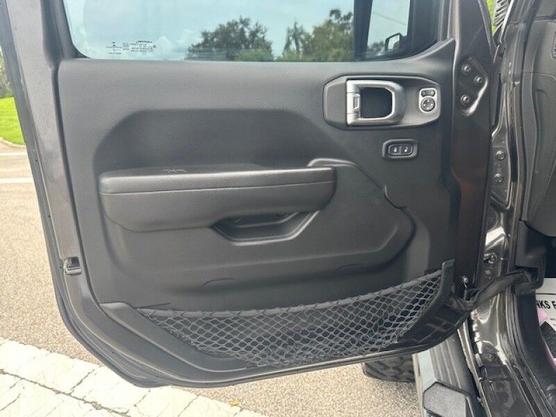 2019 Jeep WRANGLER UNLIMITED LIFTED LOW MILES 4X4 OVER 30K INVESTED LOTS OF EXTRASS FREE SHIPPING IN FLORIDA Sarasota FL