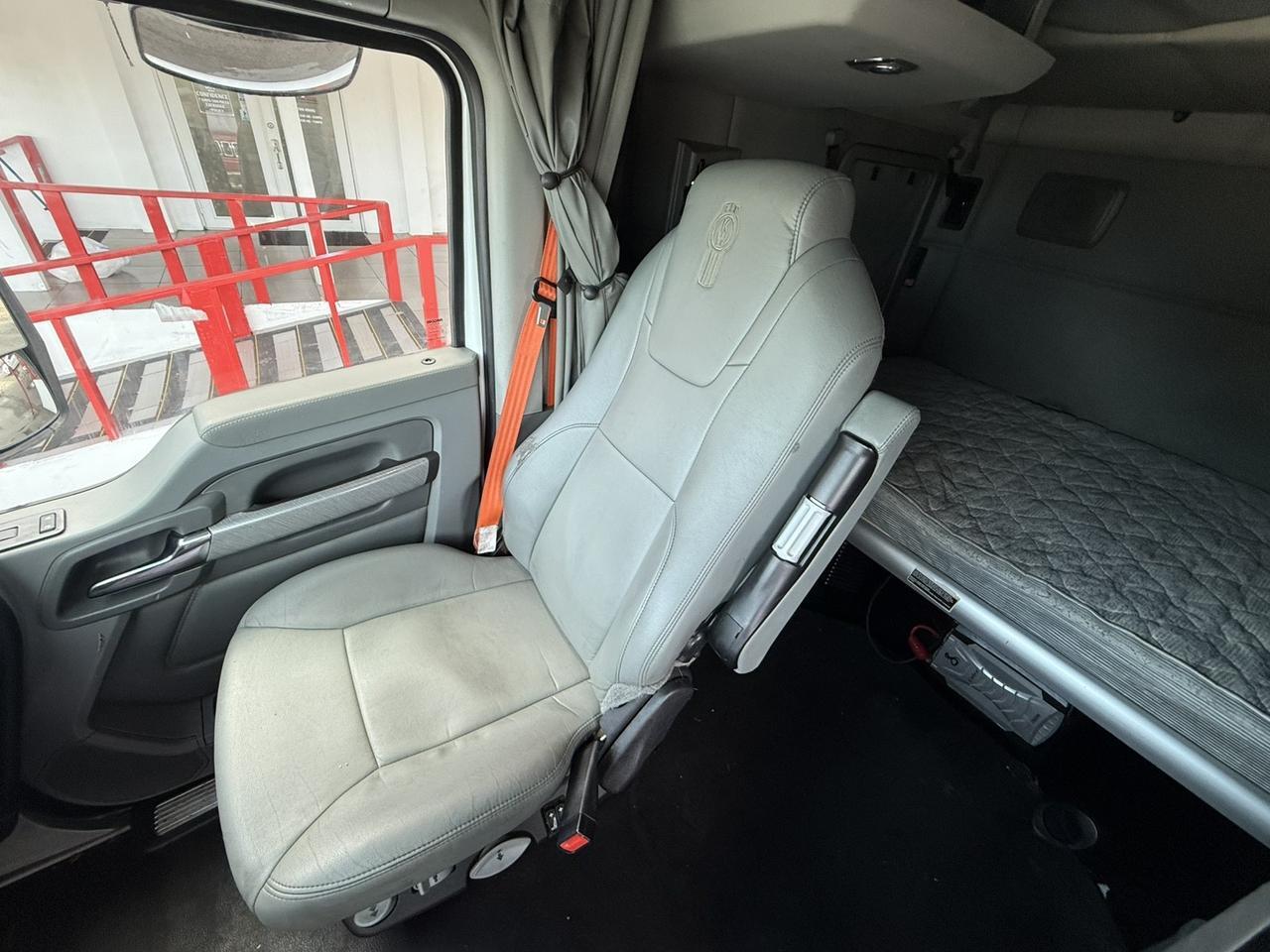 2019 KENWORTH T680 PACCAR MX13 Hollywood FL