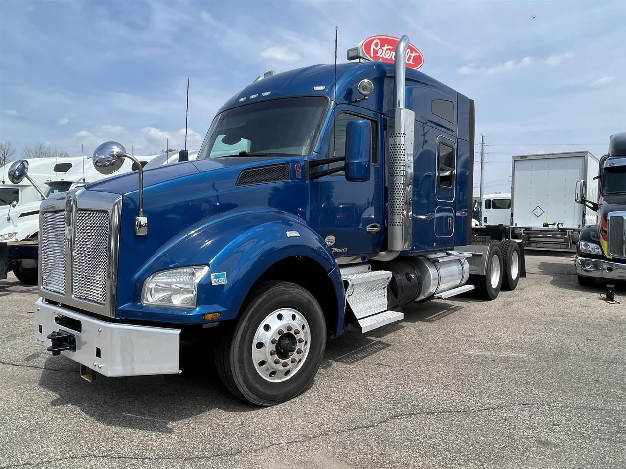 Used 2019 Kenworth T880 58" Mid Roof in Eau Claire WI