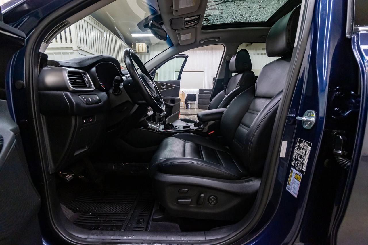 2019 Kia Sorento AWD EX 3rd Row Leather Roof BCam Red Deer AB