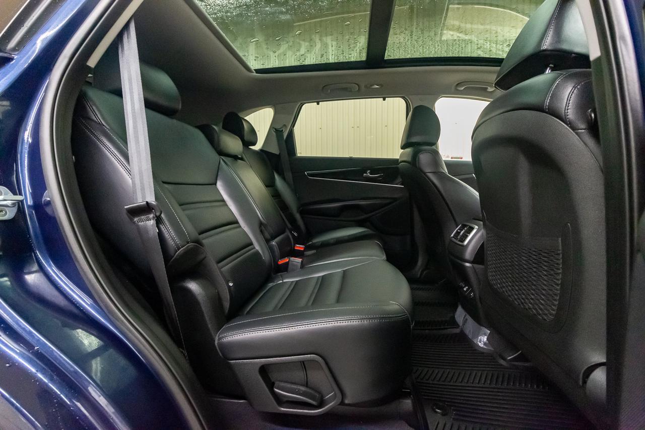 2019 Kia Sorento AWD EX 3rd Row Leather Roof BCam Red Deer AB