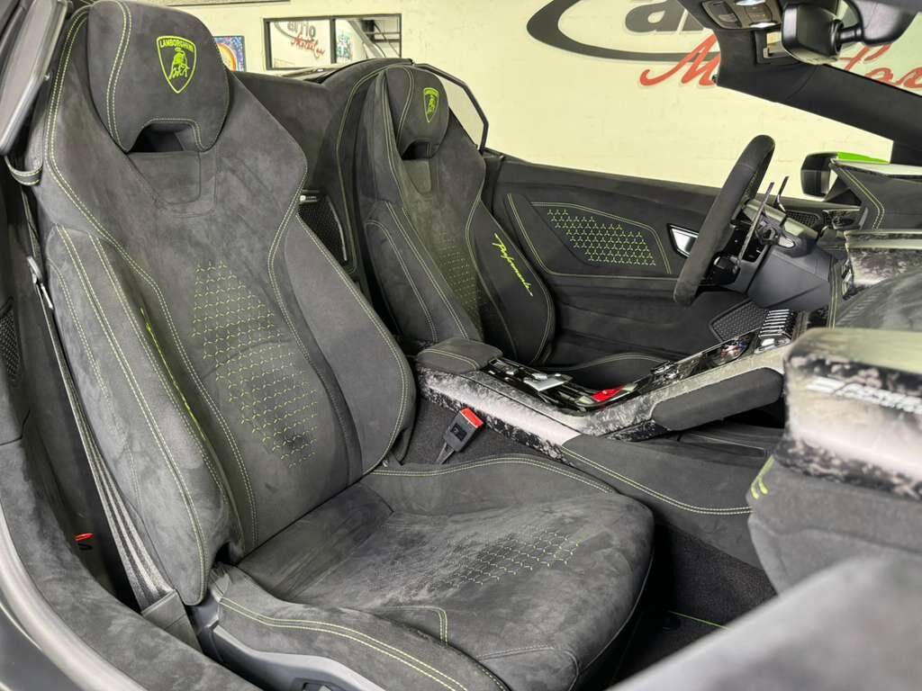 2019 Lamborghini Huracan Performante Spyder Grigio Lynx paint, Sensonum audio, forged carbon galore AND MORE!!! Fort Lauderdale FL