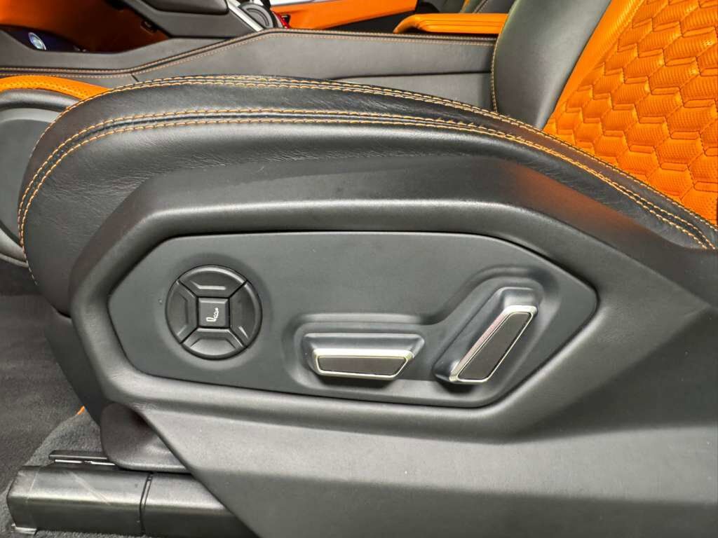 2019 Lamborghini Urus Bianco Icarus paint, Arancio Atlas interior/calipers, Bang & Olufsen audio system AND MUCH MORE!!! Fort Lauderdale FL
