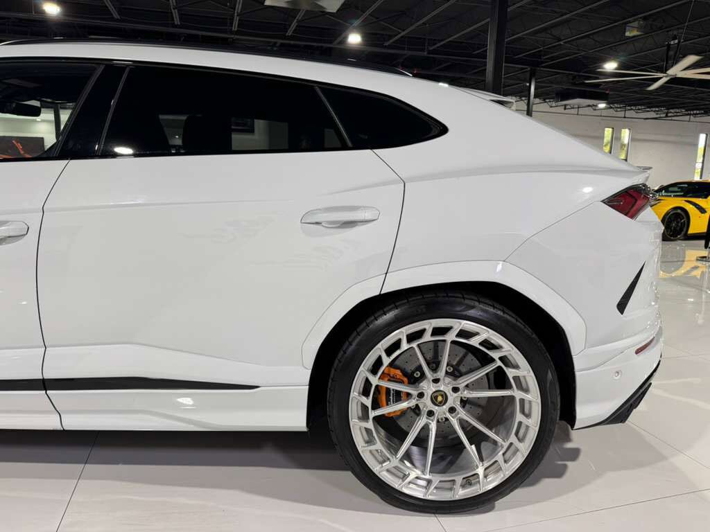 2019 Lamborghini Urus Bianco Icarus paint, Arancio Atlas interior/calipers, Bang & Olufsen audio system AND MUCH MORE!!! Fort Lauderdale FL