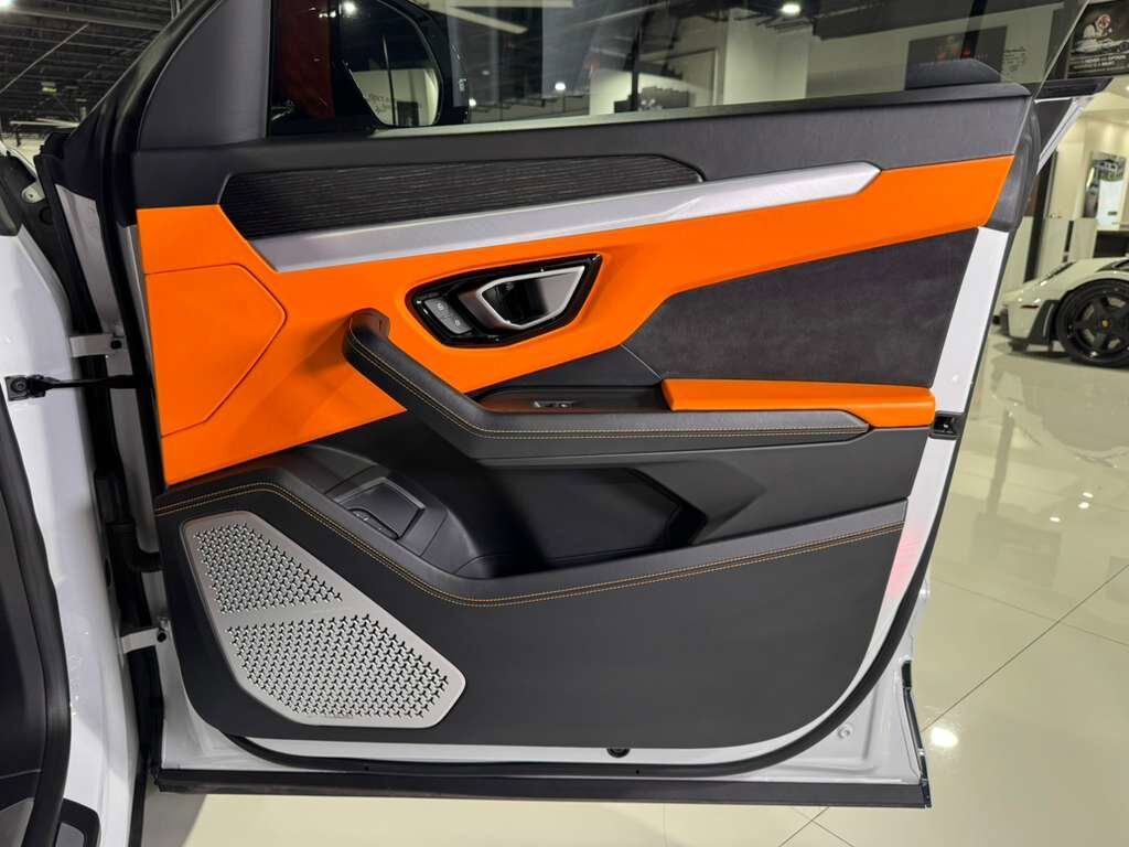 2019 Lamborghini Urus Bianco Icarus paint, Arancio Atlas interior/calipers, Bang & Olufsen audio system AND MUCH MORE!!! Fort Lauderdale FL