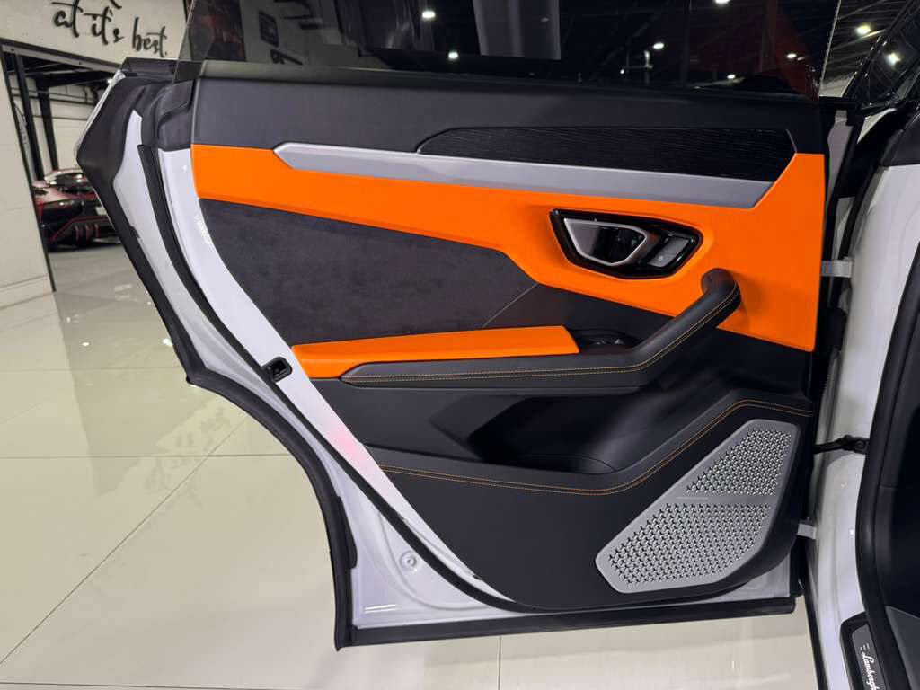 2019 Lamborghini Urus Bianco Icarus paint, Arancio Atlas interior/calipers, Bang & Olufsen audio system AND MUCH MORE!!! Fort Lauderdale FL