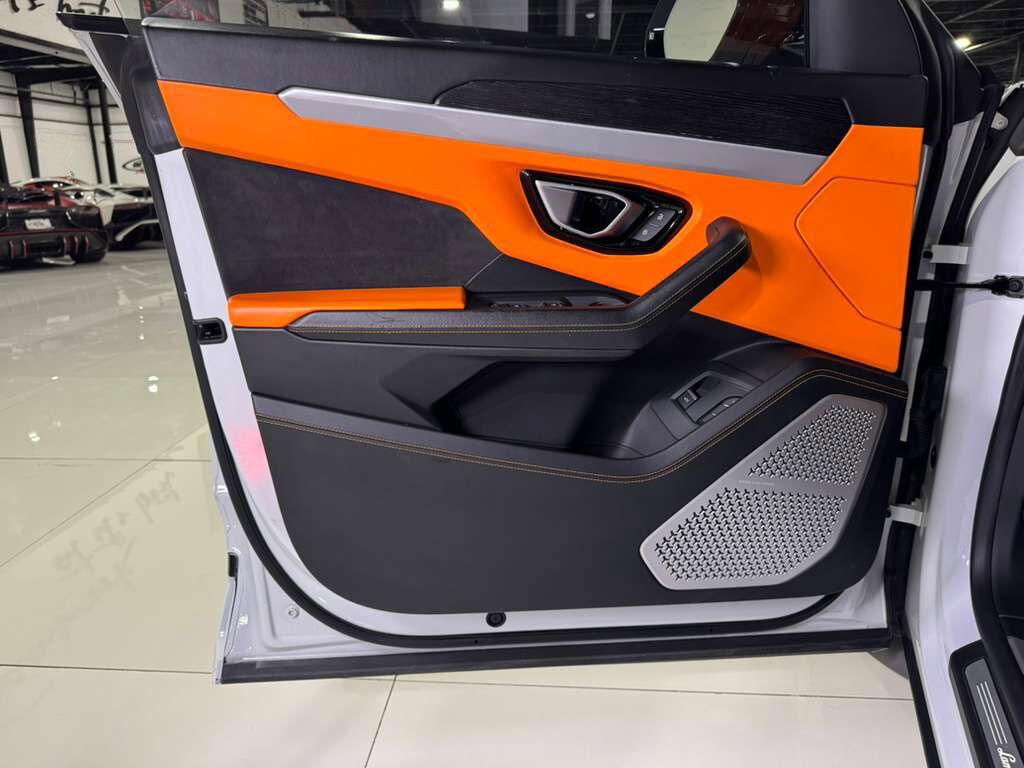 2019 Lamborghini Urus Bianco Icarus paint, Arancio Atlas interior/calipers, Bang & Olufsen audio system AND MUCH MORE!!! Fort Lauderdale FL
