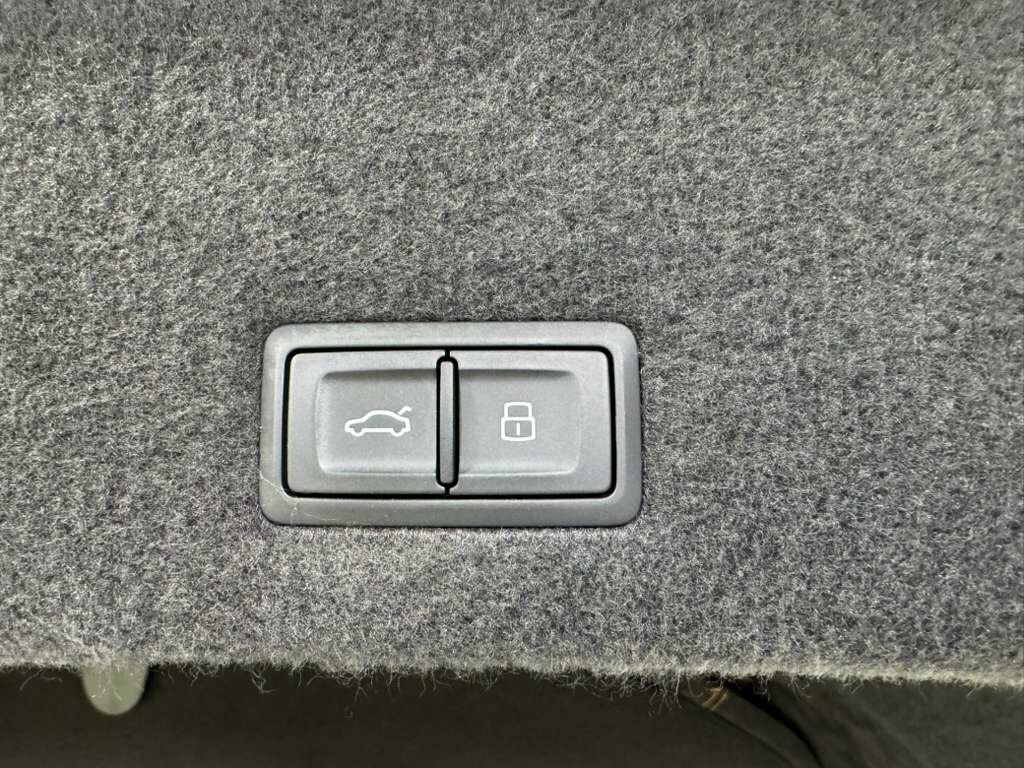 2019 Lamborghini Urus Bianco Icarus paint, Arancio Atlas interior/calipers, Bang & Olufsen audio system AND MUCH MORE!!! Fort Lauderdale FL