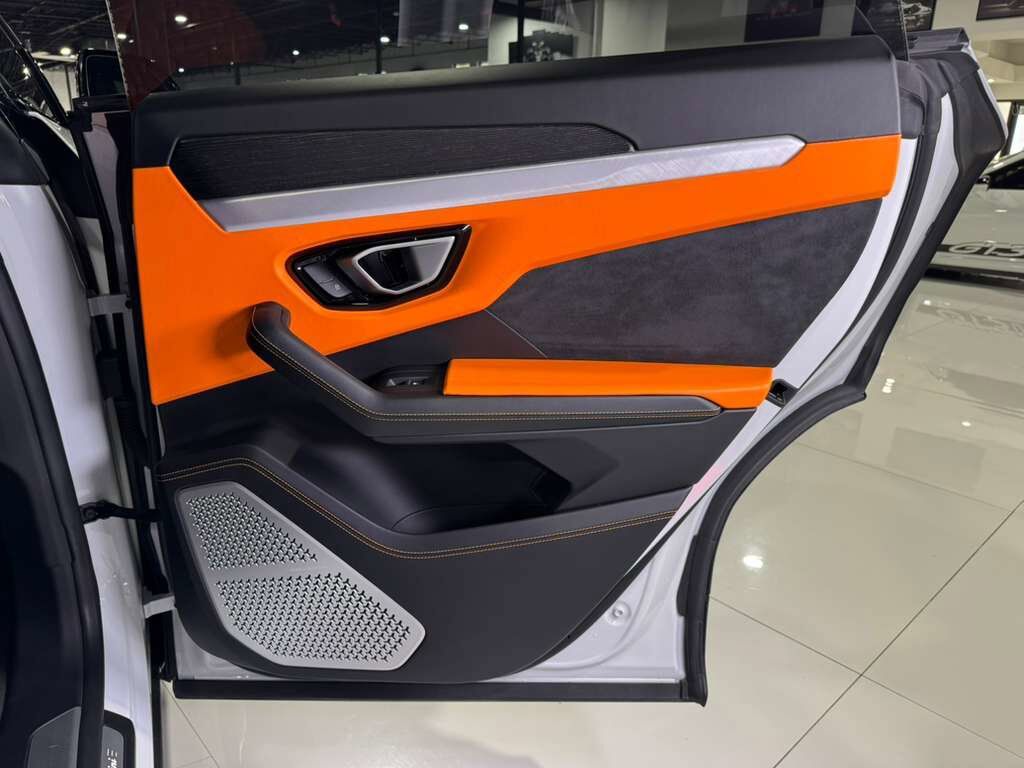 2019 Lamborghini Urus Bianco Icarus paint, Arancio Atlas interior/calipers, Bang & Olufsen audio system AND MUCH MORE!!! Fort Lauderdale FL