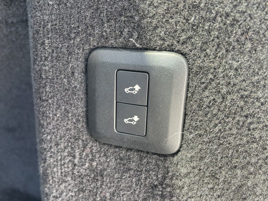 2019 Land Rover Range Rover Sport HSE~CLEAN CARFAX~ADJUSTABLE SUSPENSION~BLIND SPOT WARNING~CRASH SENSORS~MEMORIZED SEAT SETTINGS~PANORAMIC MOONROOF / SUNROOF~PREMIUM LEATHER SEATS~PREMIUM SOUND SYSTEM~REMOTE ENGINE START Sarasota FL