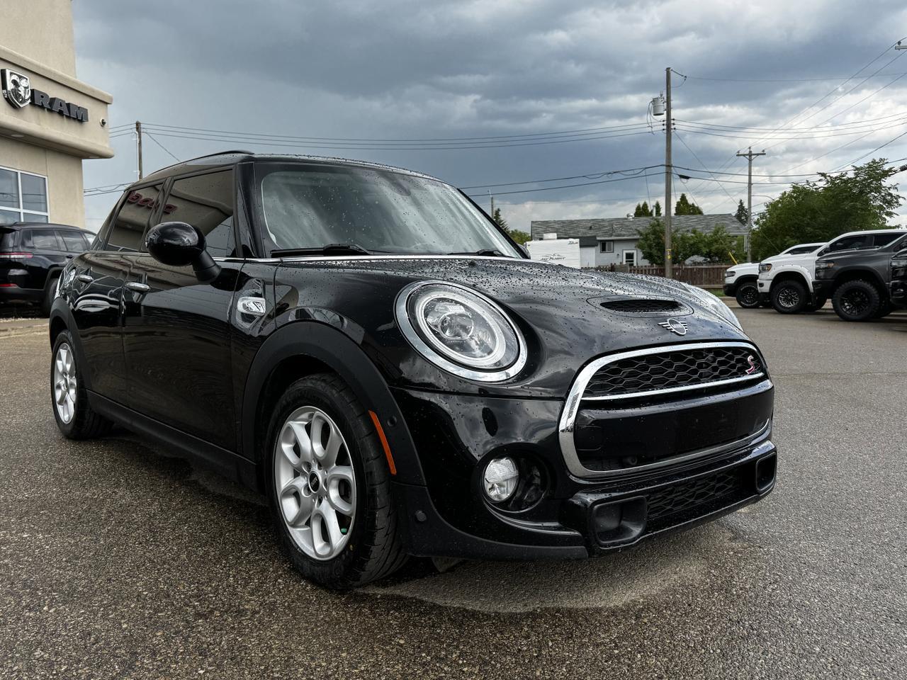 2019 MINI Cooper S 5 Door FWD Hatchback | Low KMs | Backup Camera | 44L Fuel Tank Redwater AB