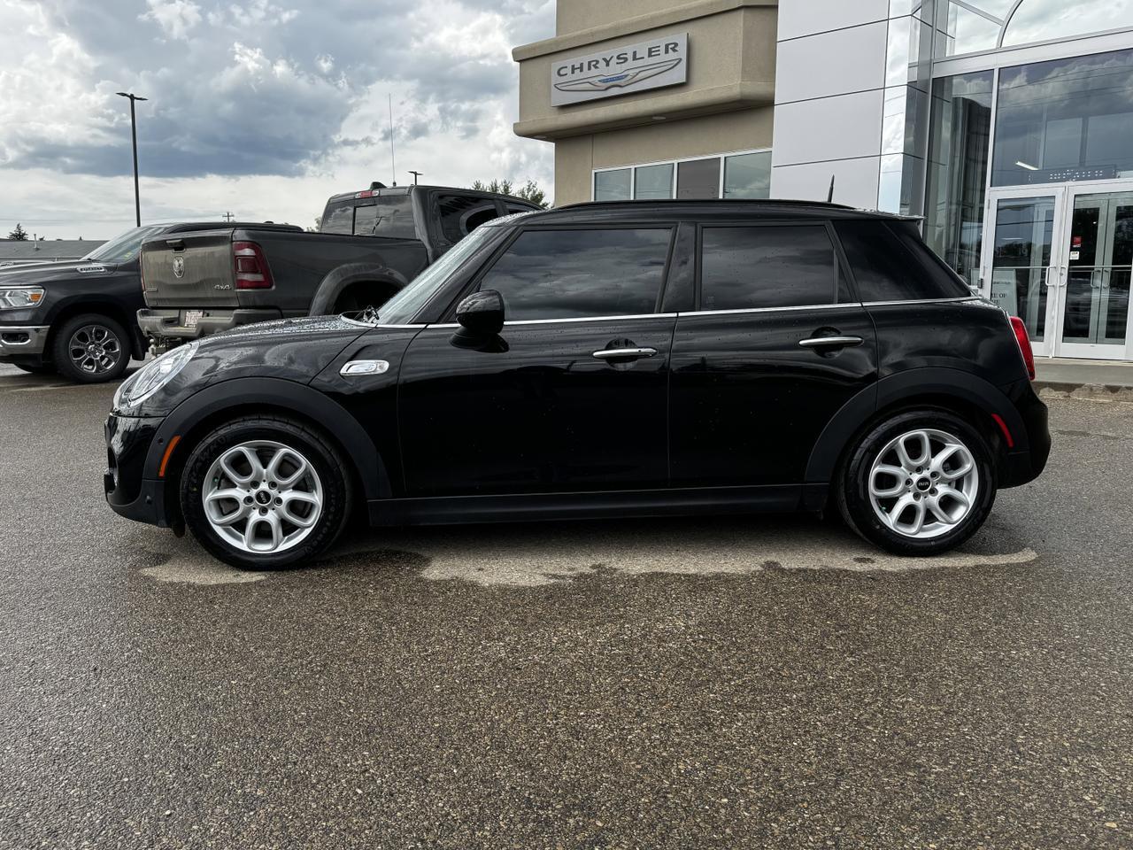 2019 MINI Cooper S 5 Door FWD Hatchback | Low KMs | Backup Camera | 44L Fuel Tank Redwater AB