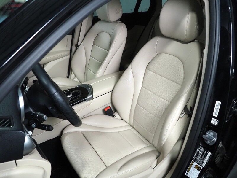 2019 Mercedes-Benz GLC 300 4MATIC *PANORAMA MOONROOF, PREMIUM PKG, BLIND SPOT ASSIST, BACKUP-CAMERA, HEATED SEATS/STEERING, POWER LIFTGATE, KEYLESS ENTRY, ALLOY WHEELS, ANDROID & APPLE Round Rock TX