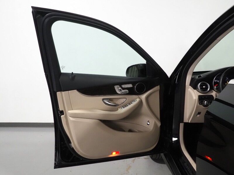 2019 Mercedes-Benz GLC 300 4MATIC *PANORAMA MOONROOF, PREMIUM PKG, BLIND SPOT ASSIST, BACKUP-CAMERA, HEATED SEATS/STEERING, POWER LIFTGATE, KEYLESS ENTRY, ALLOY WHEELS, ANDROID & APPLE Round Rock TX