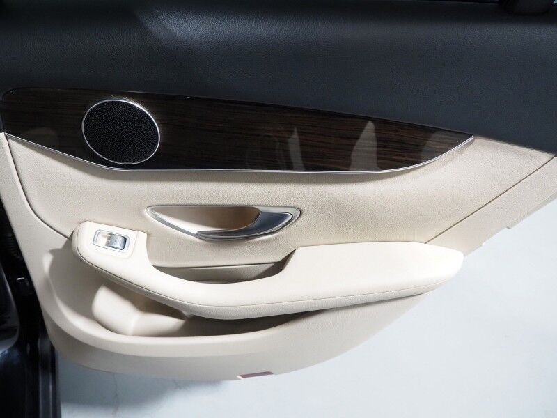 2019 Mercedes-Benz GLC 300 4MATIC *PANORAMA MOONROOF, PREMIUM PKG, BLIND SPOT ASSIST, BACKUP-CAMERA, HEATED SEATS/STEERING, POWER LIFTGATE, KEYLESS ENTRY, ALLOY WHEELS, ANDROID & APPLE Round Rock TX