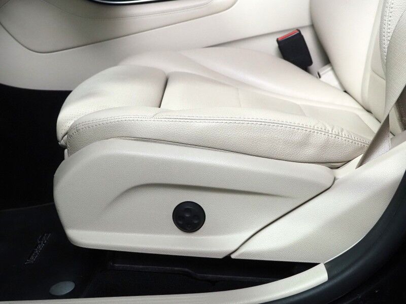 2019 Mercedes-Benz GLC 300 4MATIC *PANORAMA MOONROOF, PREMIUM PKG, BLIND SPOT ASSIST, BACKUP-CAMERA, HEATED SEATS/STEERING, POWER LIFTGATE, KEYLESS ENTRY, ALLOY WHEELS, ANDROID & APPLE Round Rock TX