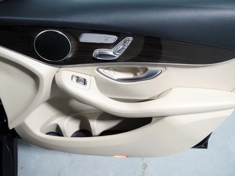 2019 Mercedes-Benz GLC 300 4MATIC *PANORAMA MOONROOF, PREMIUM PKG, BLIND SPOT ASSIST, BACKUP-CAMERA, HEATED SEATS/STEERING, POWER LIFTGATE, KEYLESS ENTRY, ALLOY WHEELS, ANDROID & APPLE Round Rock TX