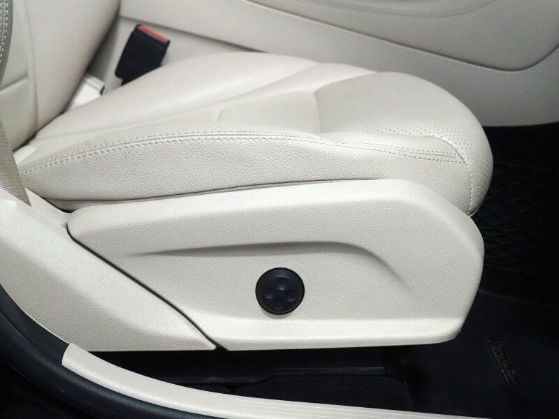 2019 Mercedes-Benz GLC 300 4MATIC *PANORAMA MOONROOF, PREMIUM PKG, BLIND SPOT ASSIST, BACKUP-CAMERA, HEATED SEATS/STEERING, POWER LIFTGATE, KEYLESS ENTRY, ALLOY WHEELS, ANDROID & APPLE Round Rock TX