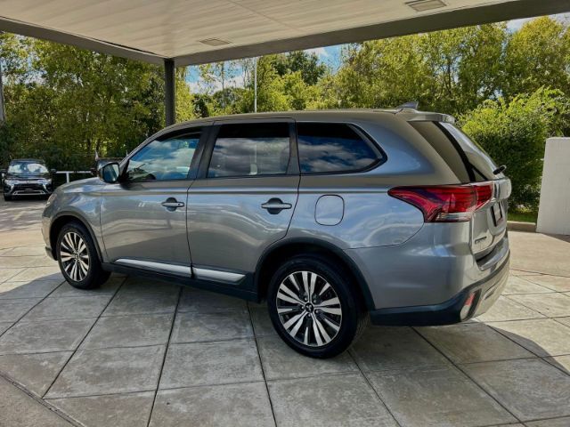 2019 Mitsubishi Outlander ES photo 2