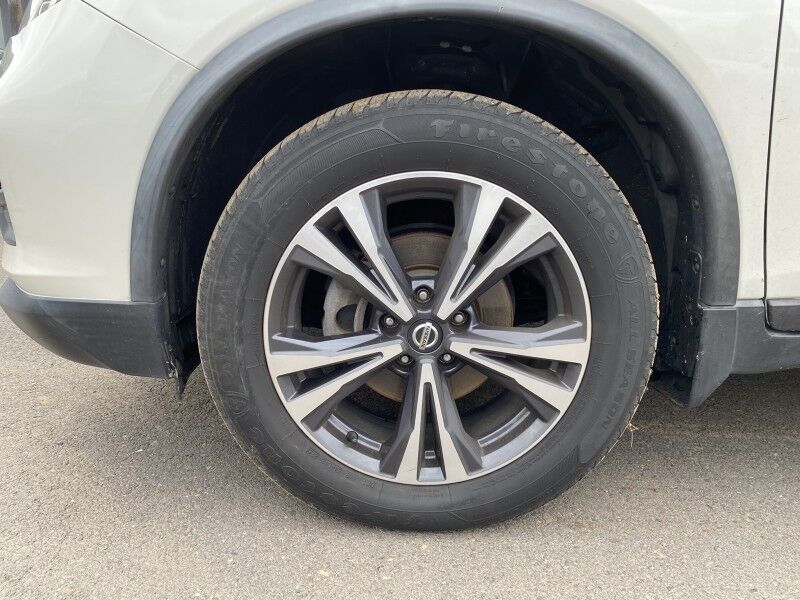 2019 Nissan Rogue SV photo 3