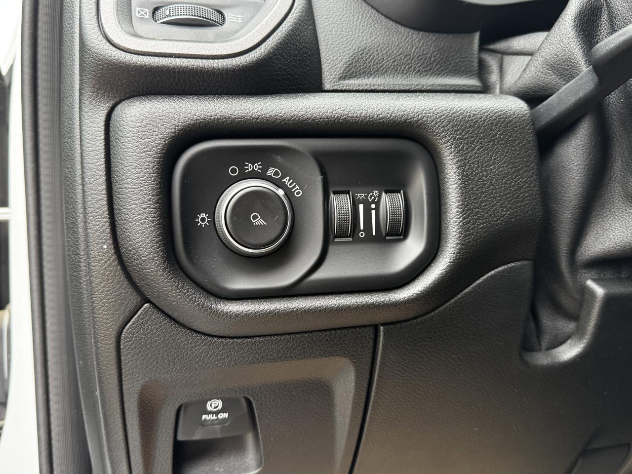 2019 Ram 1500 Tradesman SXT Crew Cab 4x4 | HEMI V8 | Front Bench | Backup Camera | Cloth Redwater AB