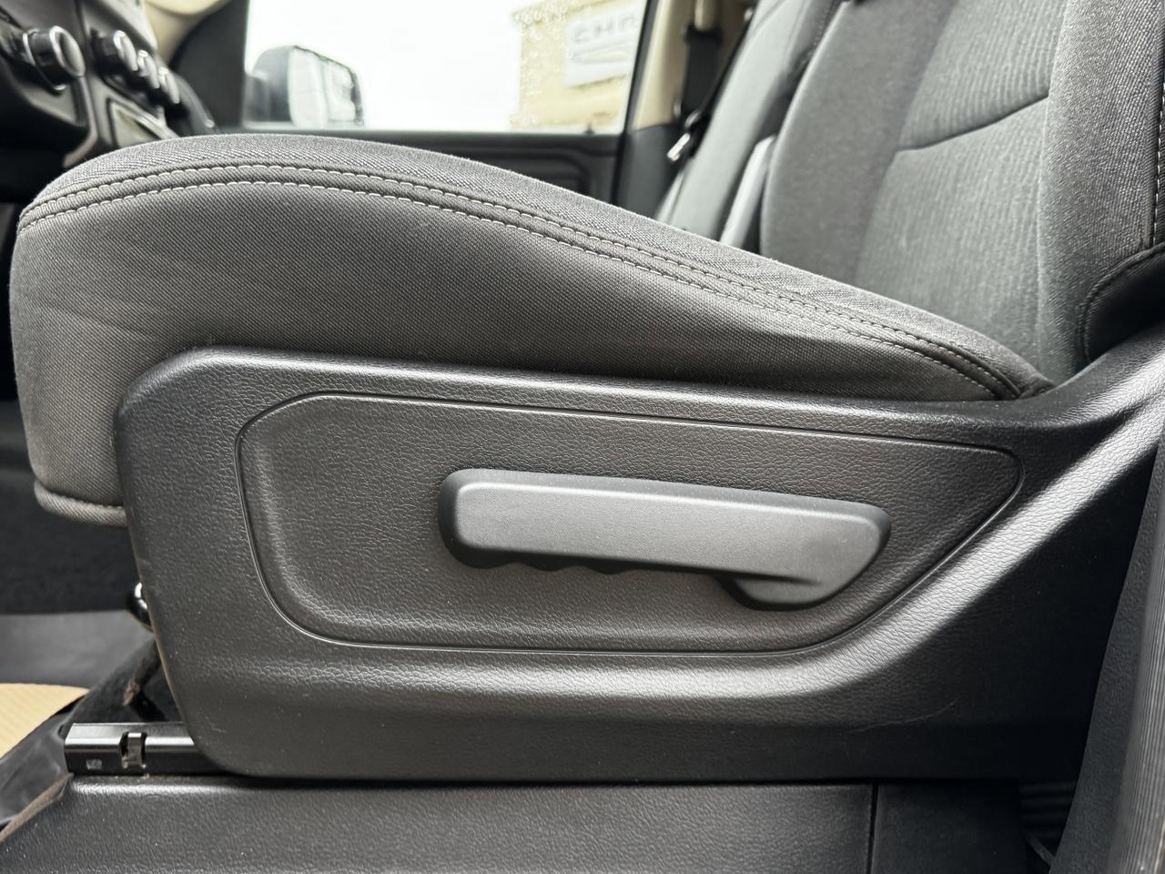 2019 Ram 1500 Tradesman SXT Crew Cab 4x4 | HEMI V8 | Front Bench | Backup Camera | Cloth Redwater AB