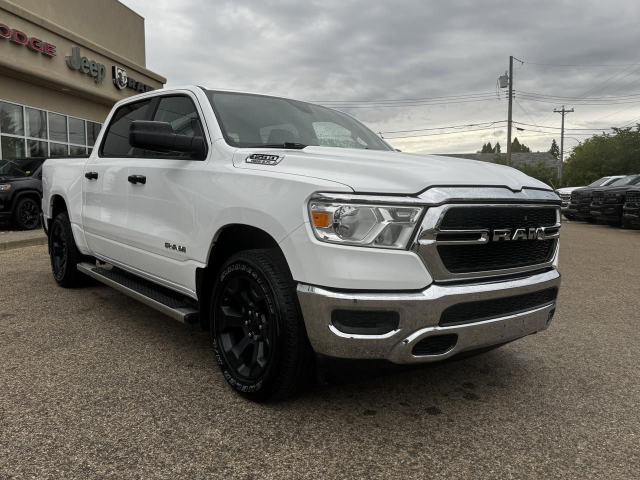 2019 Ram 1500 Tradesman SXT Crew Cab 4x4 | HEMI V8 | Front Bench | Backup Camera | Cloth Redwater AB