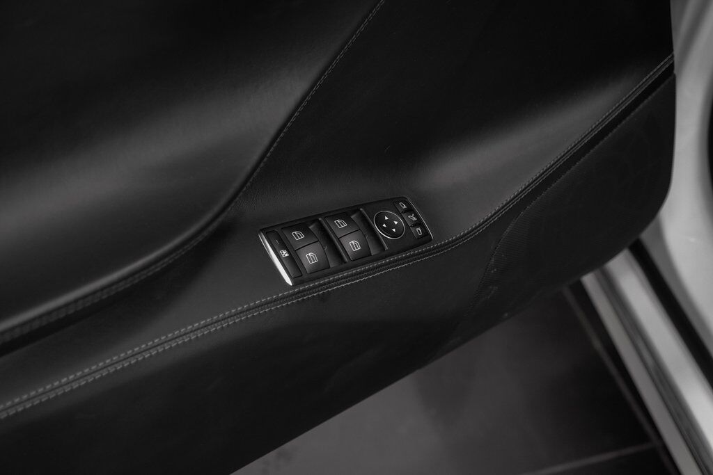 2019 Tesla Model S Performance photo 37
