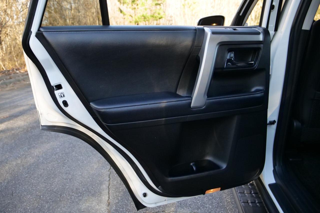 2019 Toyota 4Runner SR5 Premium / Heated Seats / Sunroof / Third Row! Lincolnton NC