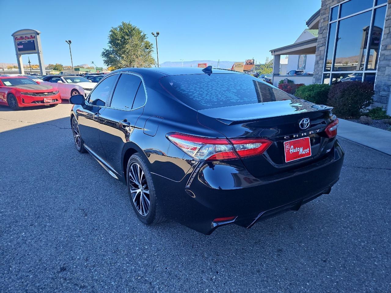 2019 Toyota Camry SE XLE photo 3
