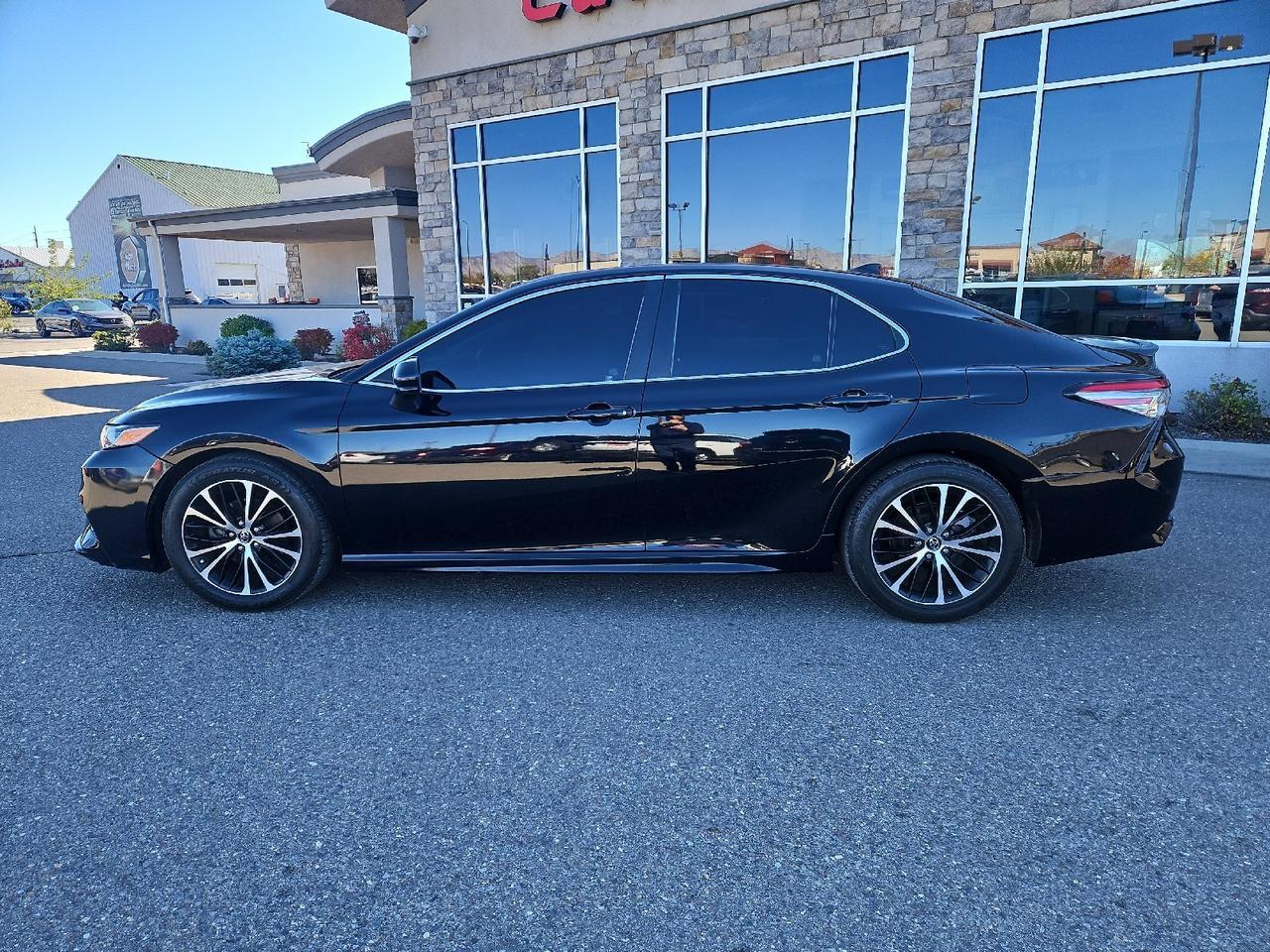 2019 Toyota Camry SE XLE photo 2