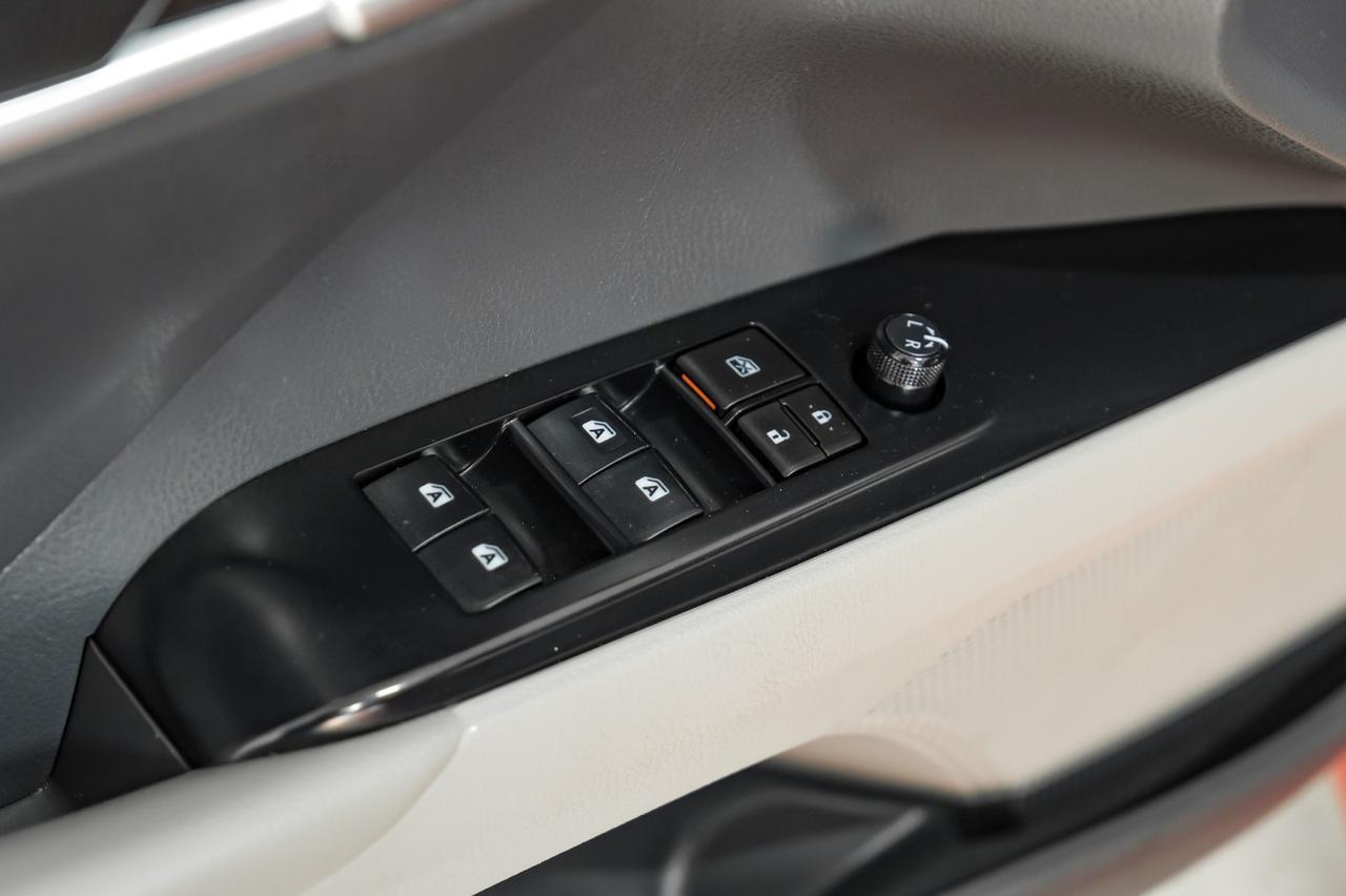 2019 Toyota Camry SE TOYOTA SAFETY SENSE LEATHER/CLOTH SEATS REAR CAMERA POWER DRIVER SEAT Carrollton TX