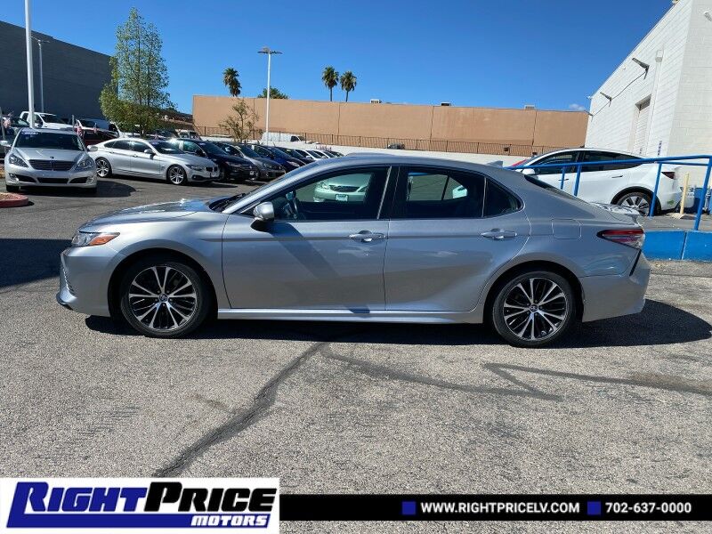 2019 Toyota Camry XLE photo 2