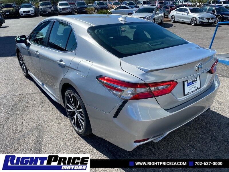 2019 Toyota Camry XLE photo 3