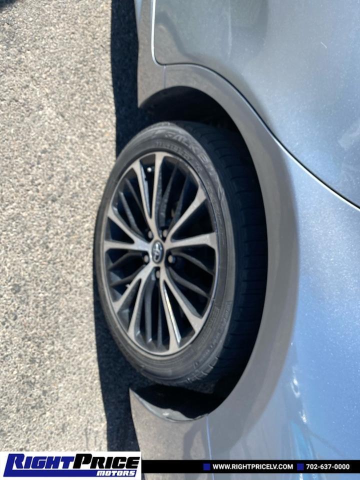 2019 Toyota Camry XLE photo 14