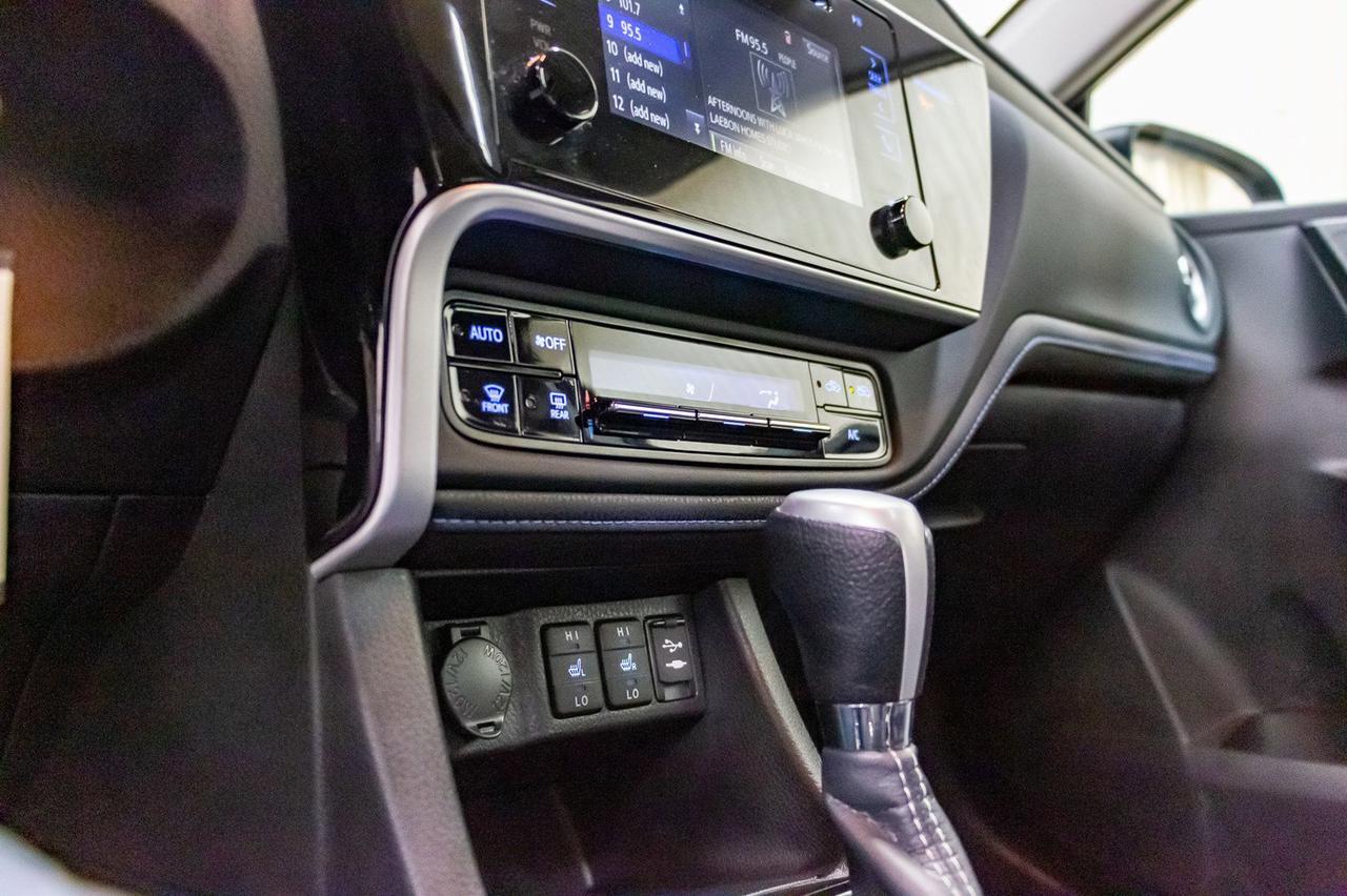 2019 Toyota Corolla SE Leatherette Roof BCam Red Deer AB