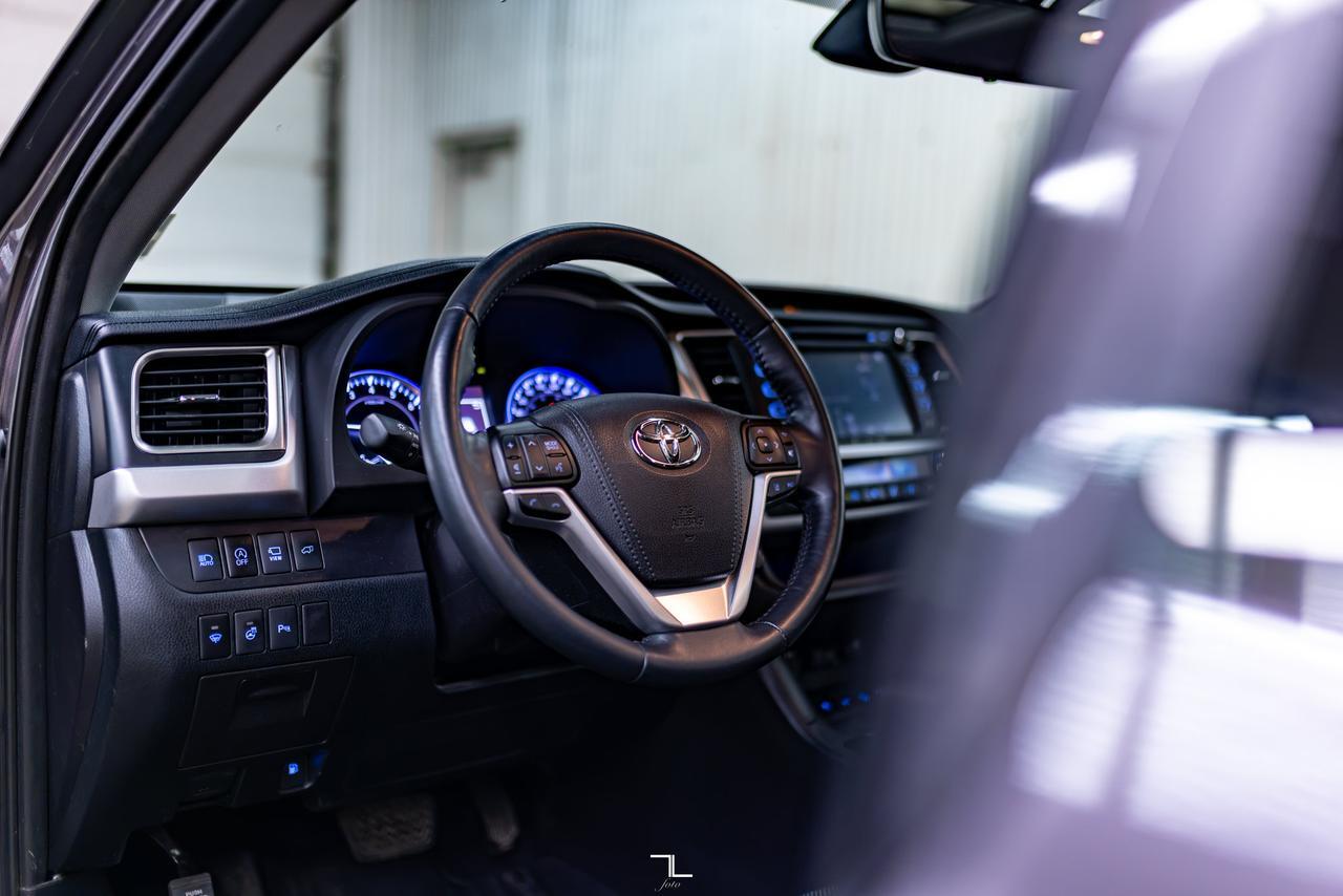 2019 Toyota Highlander AWD Limited Leather Roof Nav BCam Red Deer AB