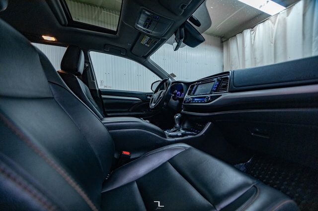 2019 Toyota Highlander AWD XLE Leather Roof Nav BCam Red Deer AB