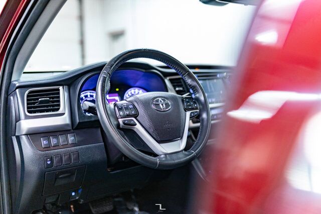 2019 Toyota Highlander AWD XLE Leather Roof Nav BCam Red Deer AB