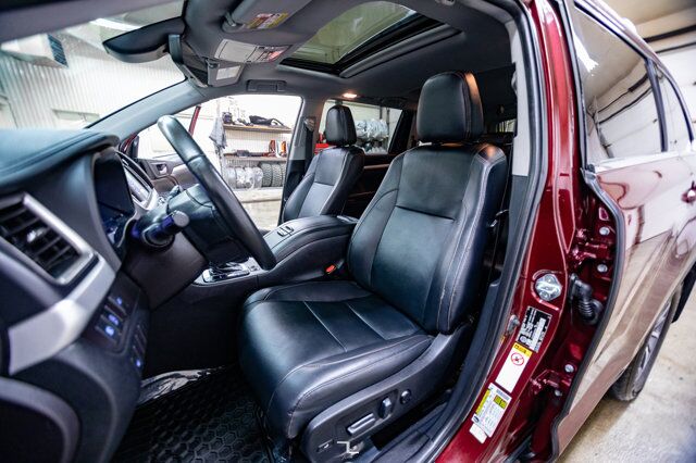 2019 Toyota Highlander AWD XLE Leather Roof Nav BCam Red Deer AB