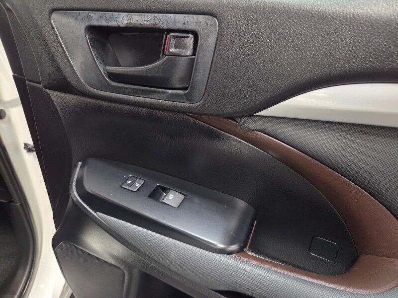 2019 Toyota Highlander LE 3rd Row 3.5L V6 Camera Michelin Tires FREE WARRANTY Call (682)58 Arlington TX