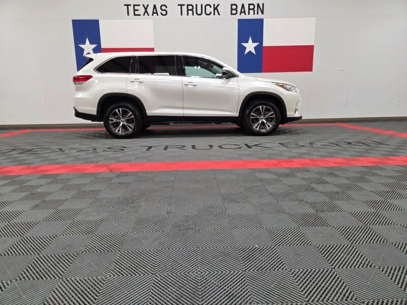 2019 Toyota Highlander LE 3rd Row 3.5L V6 Camera Michelin Tires FREE WARRANTY Call (682)58 Arlington TX