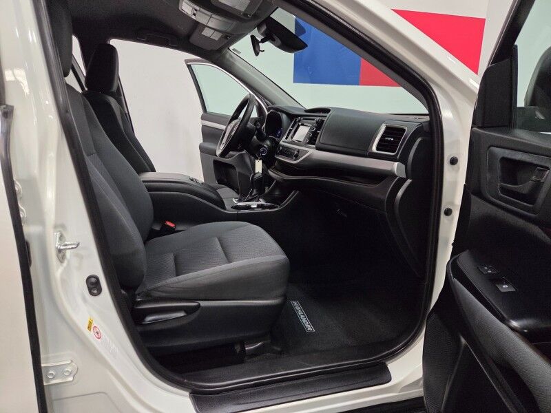 2019 Toyota Highlander LE 3rd Row 3.5L V6 Camera Michelin Tires FREE WARRANTY Call (682)587-6288 Arlington TX